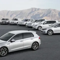 Ewolucja Volkswagena Golfa: od klasycznego modelu po najnowszy golf 9, prezentowane w scenerii gór.