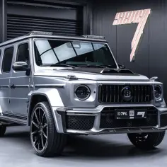 Srebrny Mercedes G Klasa z czarnymi felgami i elementami Brabus. Sprawdź aktualną mercedes g klasa cena.