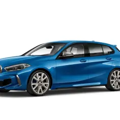 Błękitne BMW 118i z nowoczesnym designem, prezentujące się na białym tle.
