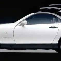 Biały Mercedes SLK R170 z częściowo otwartym dachem, ukazujący mechanizm składania.