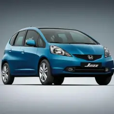Niebieski Honda Jazz 2, miejski samochód z czarnym dachem, prezentuje się elegancko na szarym tle.