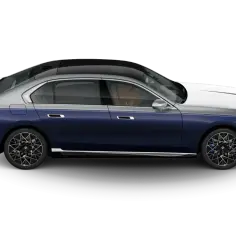 Eleganckie BMW i7 w dwukolorowym malowaniu – granatowym i srebrnym, z czarnym dachem i brązowym wnętrzem.