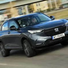Ciemnoszary Honda HR-V na drodze, z kierowcą za kierownicą.
