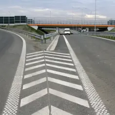 Nowa droga z oznaczeniami, które mogą zmylić kierowców. Jazda pod prąd to ryzyko mandatu i wypadku.