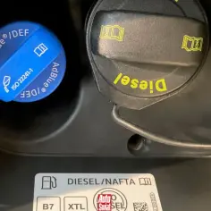 Niebieski korek AdBlue obok czarnego z napisem Diesel. Wlew paliwa gotowy do tankowania, nawet HVO.