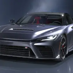 Szary sportowy samochód Toyota GR GT z czerwonym wnętrzem, prezentujący agresywny design i sportowe detale.
