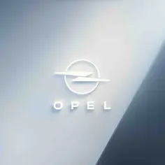 Białe, przestrzenne litery OPEL i okrąg z błyskawicą, symbolizujące markę Opel, na tle gradientu od jasnego błękitu do granatu.