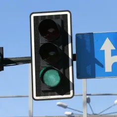 Sygnalizator S1 z zielonym światłem i odliczaniem 10 sekund. Obok znak kierunkowy z dwoma strzałkami: prosto i w prawo.