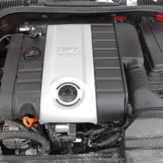 Silnik FSI Turbo, jeden z najlepszych silników benzynowych, w komorze samochodu Skoda.