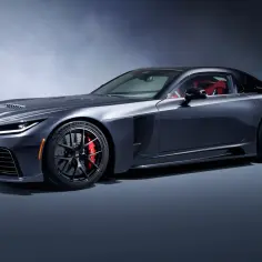 Szara, sportowa Toyota z czerwonymi akcentami we wnętrzu i na zaciskach hamulcowych. Agresywny design, niskie zawieszenie i sportowe felgi.