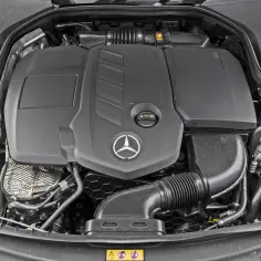 Silnik Mercedesa W213 z widocznym logo gwiazdy.