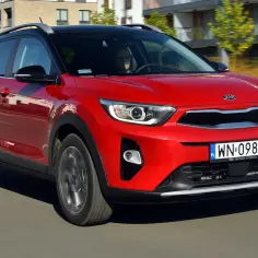 Czerwony Kia Stonic w ruchu miejskim. Kierowca zadowolony, co potwierdzają pozytywne kia stonic opinie.