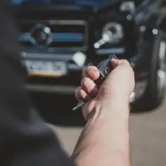 Ręka trzyma kluczyki do nowego auta. Zastanawiasz się, ile czasu na zarejestrowanie auta masz po zakupie?