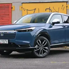Niebieska Honda HR-V prezentuje swoje stylowe linie i kompaktowe honda hrv wymiary, idealne do miasta.