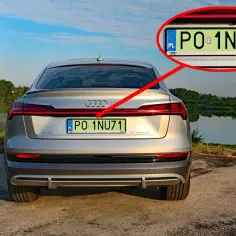 Srebrne Audi z zielonymi tablicami rejestracyjnymi PO 1NU71 stoi nad jeziorem.