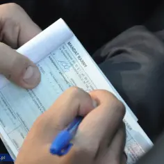 Ręka pisze mandat karny. Kwota 1007 zł. Zastanawiasz się, ile czasu na zapłacenie mandatu? Sprawdź szczegóły na dokumencie.