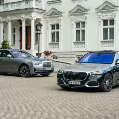 Luksusowe auta przed pałacem: szary Rolls-Royce i dwukolorowy Mercedes-Maybach. Sprawdź, jaka jest maybach cena.