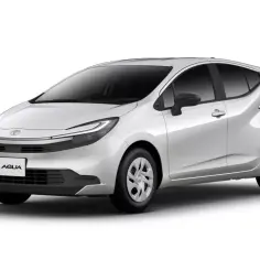 Biały Toyota Aqua z przodu, z napisem AQUA na grillu. Stylowy, miejski samochód gotowy na każdą podróż.