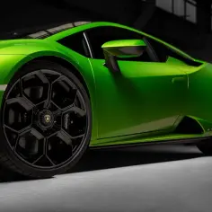 Jaskrawozielony Lamborghini Huracan Tecnica z czarnymi felgami i detalami.