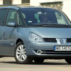 Niebieski Renault Espace 4 z przyciemnianymi szybami i relingami dachowymi, gotowy na rodzinną podróż.