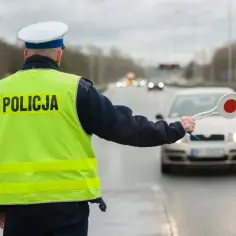 Policjant w kamizelce odblaskowej zatrzymuje samochód. Czy trzeba mieć przy sobie prawo jazdy? Tak, zawsze!