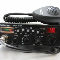 Radiotelefon President Walker z mikrofonem. Na wyświetlaczu cyfrowym kanał 19. Urządzenie do cb rejestracja.