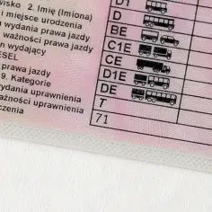 Fragment polskiego prawa jazdy z kategorią T i wpisem "71" w rubryce "Ograniczenia".
