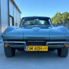 Klasyczny zielony corvette c2 z polskimi tablicami rejestracyjnymi DW 60H.