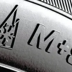 Oznaczenie opon zimowych: symbol płatka śniegu w trójkącie i napisy M+S.