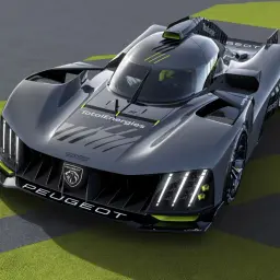 Futurystyczny Peugeot 9X8 na torze, z charakterystycznymi światłami i logo.