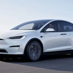 Biały Tesla Model X w ruchu. Sprawdź aktualną tesla model x cena i odkryj jego możliwości.