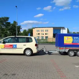 Samochód szkoleniowy z przyczepą do nauki jazdy na kat B.