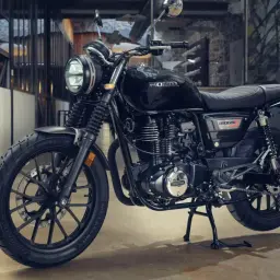 Stylowy, czarny motocykl Honda GB350 z klasycznym reflektorem i wygodnym siedzeniem, gotowy na miejskie przygody.