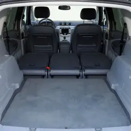 Wnętrze Ford S-Max z rozłożonymi siedzeniami. Sprawdź wymiary bagażnika, by zaplanować podróż.