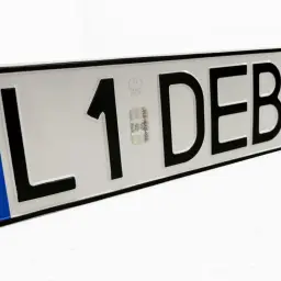 Tablica rejestracyjna z napisem L1 DEBLIN. PL.