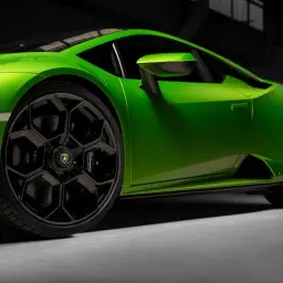 Jaskrawozielony Lamborghini Huracan Tecnica z czarnymi felgami i detalami.
