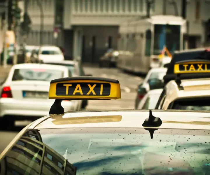 Ile kosztuje taxi w Poznaniu? Sprawdź ceny i taryfy, by nie przepłacić