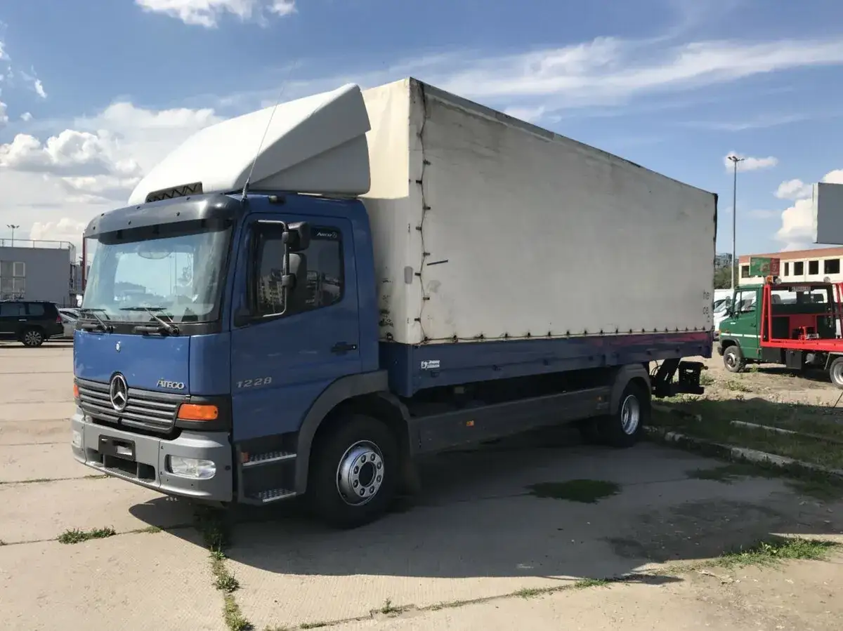 Niebieski Mercedes Atego 1228 z plandeką gotowy do trasy.