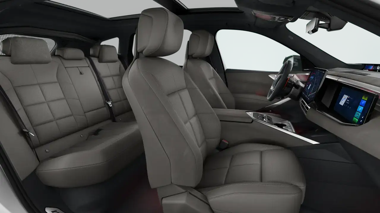 Wnętrze BMW X5 M: skórzana tapicerka, nowoczesny kokpit z ekranami, komfortowe fotele i przestronna tylna kanapa.