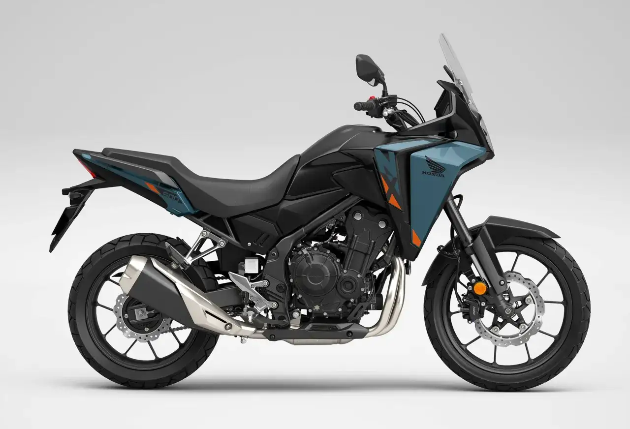 Nowy motocykl Honda NX 500 w kolorze niebiesko-czarnym z pomarańczowymi akcentami, gotowy na przygodę.
