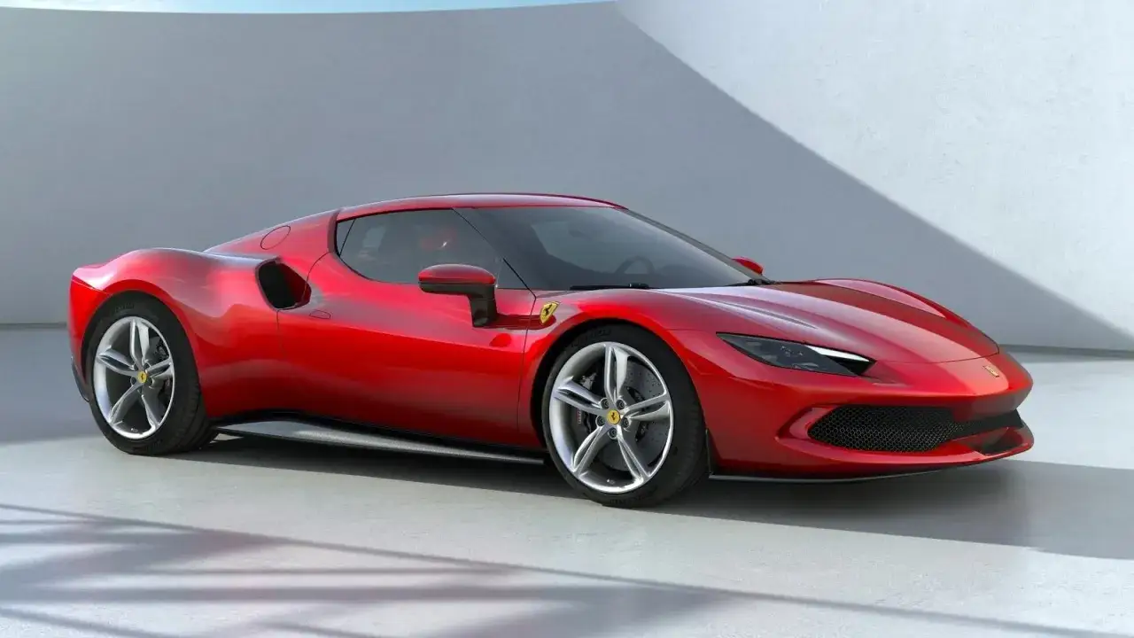Czerwone Ferrari 296 GTS z błyszczącymi felgami, prezentujące swoje sportowe linie na tle jasnej ściany.
