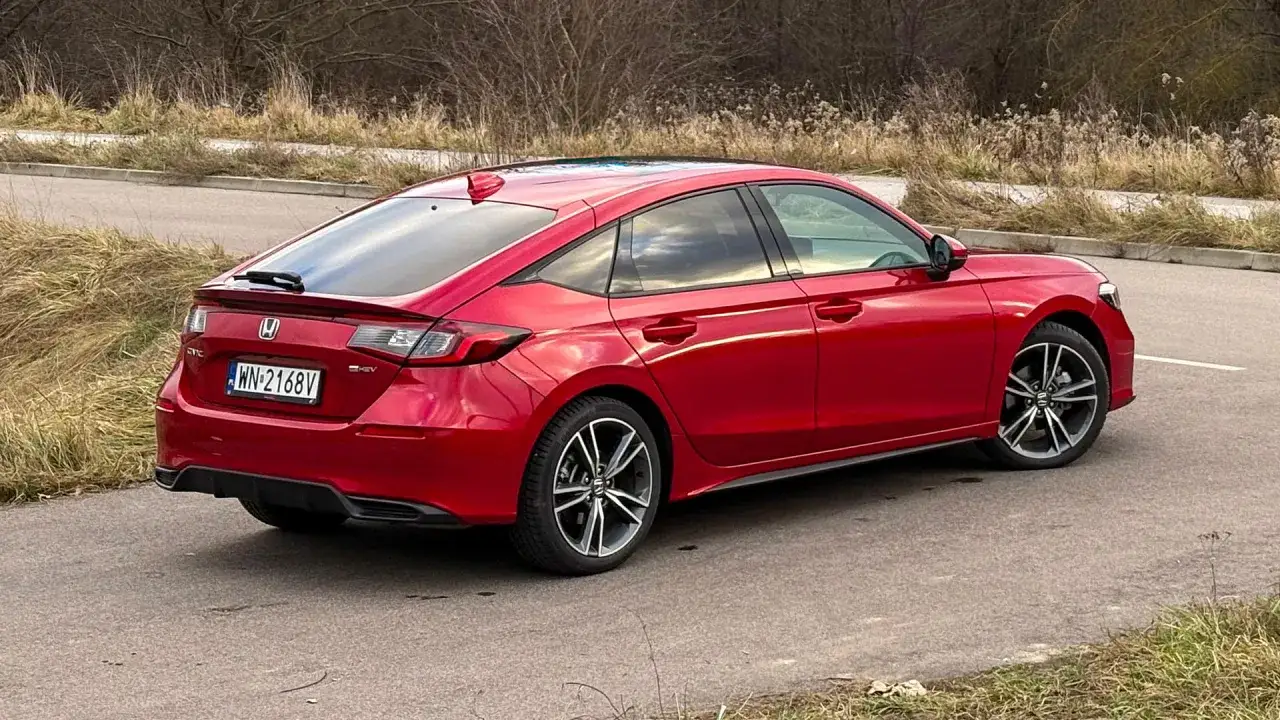 Czerwony Honda Civic 2025 zgrabnie prezentuje się na tle przyrody.