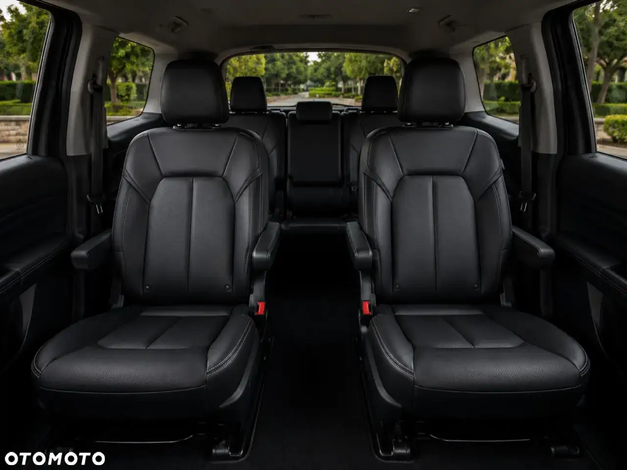 Wnętrze Chrysler Pacifica z wygodnymi, skórzanymi fotelami kapitańskimi w drugim rzędzie.