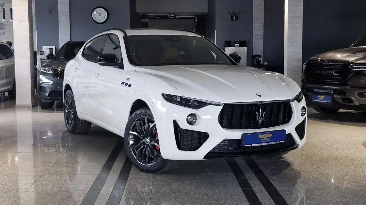Biały Maserati Levante w salonie, gotowy do jazdy. Sprawdź aktualną maserati levante cena i poczuj luksus.