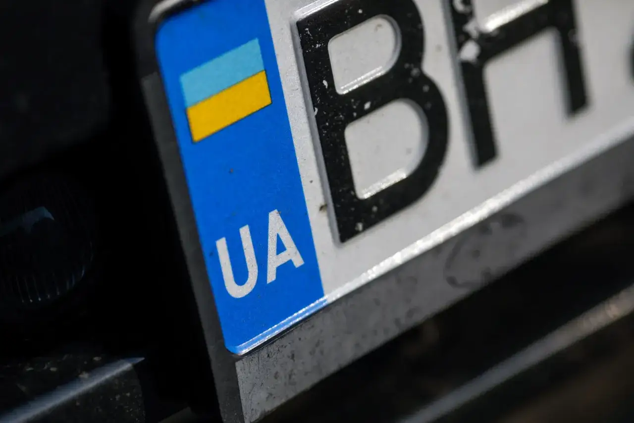 Fragment tablicy rejestracyjnej z oznaczeniem UA i flagą Ukrainy.