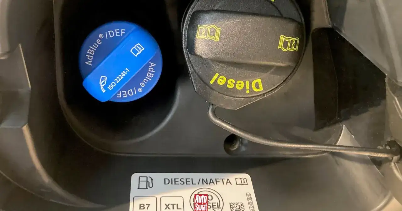 Dwa korki wlewu paliwa: niebieski AdBlue/DEF i czarny Diesel. Warto pamiętać o prawidłowym tankowaniu, by uniknąć problemów z silnikiem, zwłaszcza przy użyciu paliwa hvo.