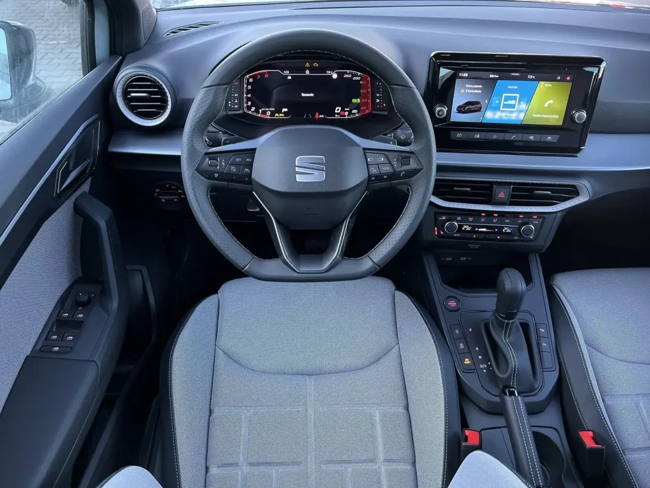Wnętrze Seat Arona: cyfrowy kokpit, ekran multimediów i wygodne fotele. Dobre seat arona opinie potwierdzone.