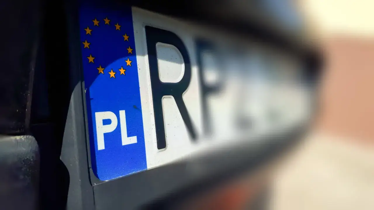 Polskie tablice rejestracyjne z symbolem UE. Litery 
