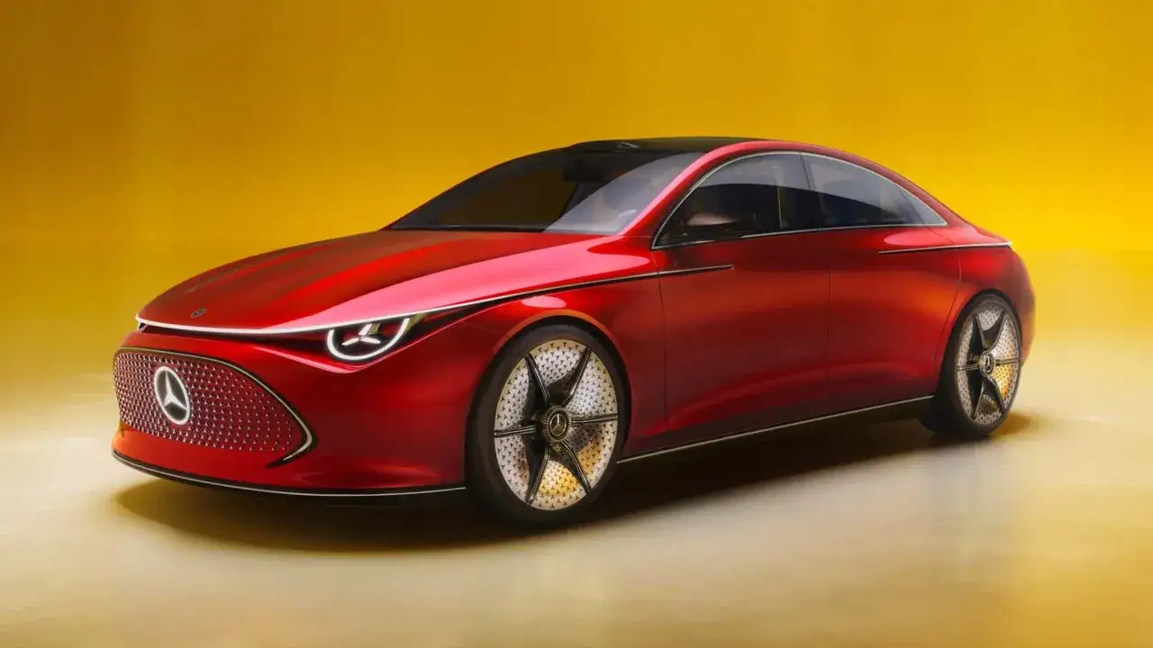 Czerwony Mercedes 2025 z futurystycznym designem, świecącymi światłami i unikalnymi felgami na żółtym tle.