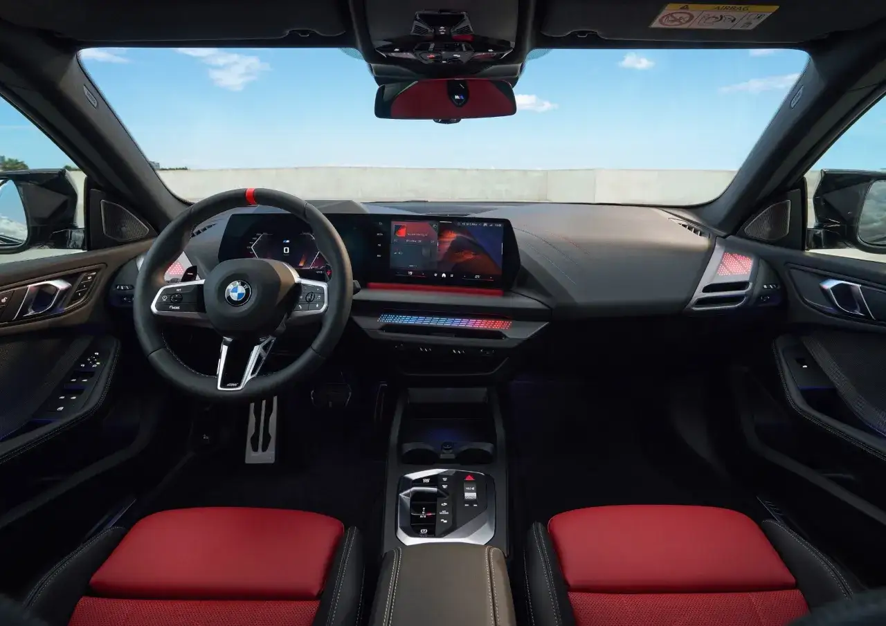 Wnętrze BMW 2 Gran Coupe z czerwonymi skórzanymi fotelami i nowoczesnym panelem multimedialnym.